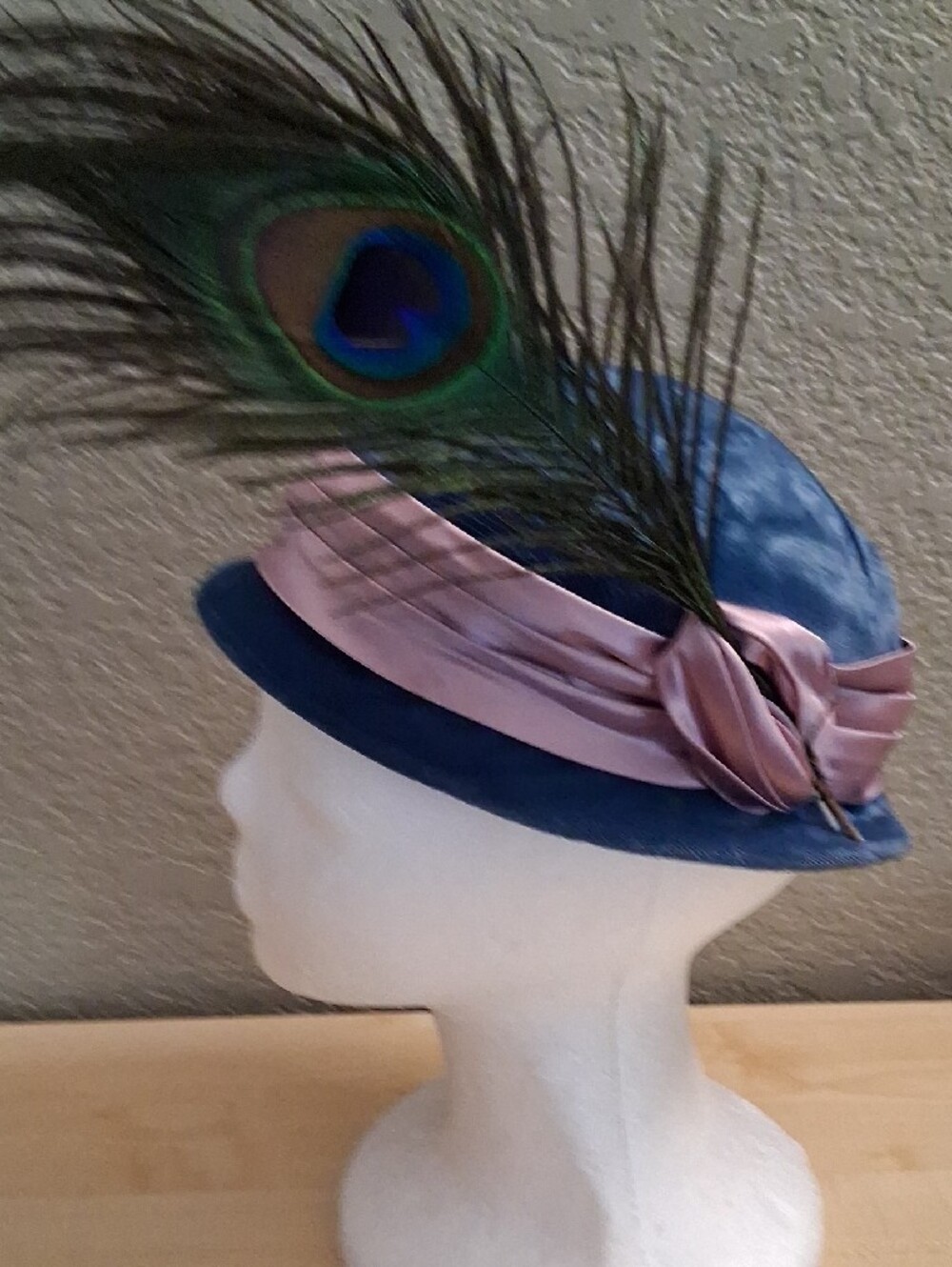 Vintage Crushed Velvet Cloche Hat with Satin Band and Peacock Feather - Picture 8 of 10
